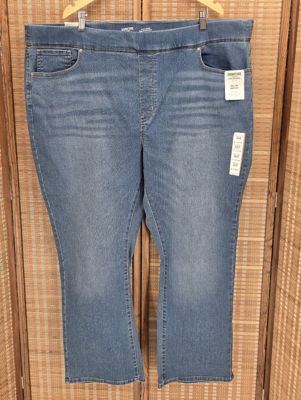 Signature Women's Boot-Cut Stretch Jeans in Light Blue Wash Size 28 Short